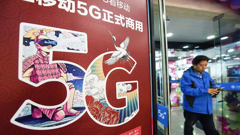 2019年10月31日，浙江省杭州市的一家商店外5G徽标。（法新社）