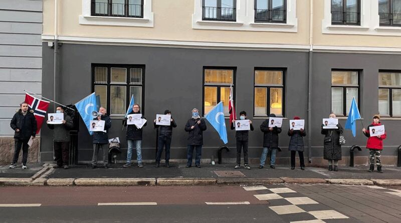 نورۋېگىيە ئۇيغۇر كومىتېتنىڭ ئورۇنلاشتۇرۇلۇشى بىلەن نورۋېگىيەدىكى ئۇيغۇر جامائىتى پايتەخت ئوسلودىكى ماراكەش ئەلچىخانىسىنىڭ ئالدىدا ئۆتكۈزگەن نارازىلىق نامايىشتىن كۆرۈنۈش. 2021-يىلى 16-دېكابىر.