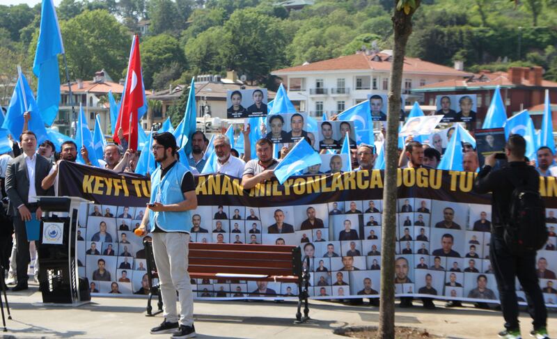 «خىتاي ساقچى ئارخىپلىرى» نىڭ ئاشكارىلىنىشى مۇناسىۋىتى بىلەن ئىستانبۇلدا ئېلىپ بېرىلغان خىتايغا قارشى نارازىلىق نامايىشىدىن كۆرۈنۈش. 2022-يىلى 26-ماي، تۈركىيە.