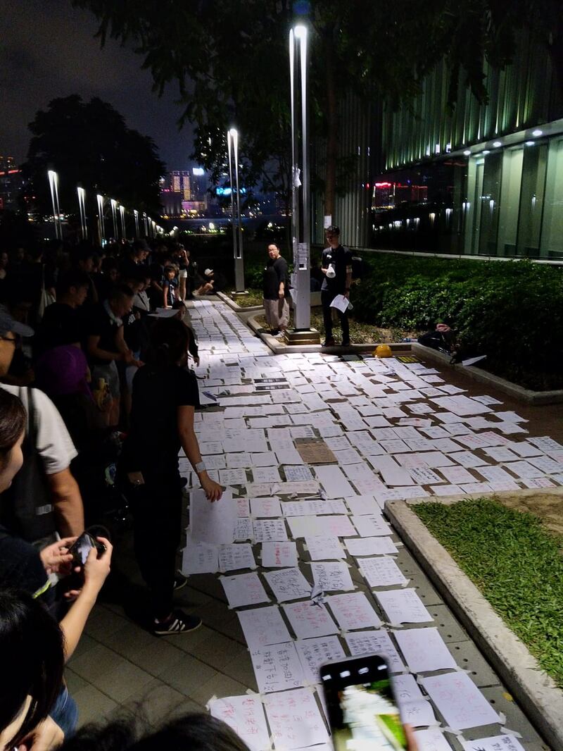 2019年6月16日，近200万不满香港政府拒绝撤回“送中”条例的香港市民举行了示威游行。17图为香港市民写的夙愿卡。16日深夜 。（戴维提供） 