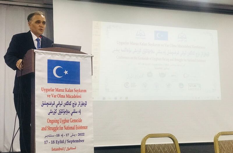 مەركىزى ۋاشىنگتوندىكى ئۇيغۇر ئاكادېمىيىسىنىڭ ئۇيۇشتۇرۇشى بىلەن ئۆتكۈزۈلگەن «ئۇيغۇرلار دۇچ كەلگەن ئىرقىي قىرغىنچىلىق ۋە مىللىي مەۋجۇتلۇق كۈرىشى» ناملىق ئىلمىي مۇھاكىمە يىغىنىدا مەزكۇر ئاكادېمىيەنىڭ رەئىسى دوكتور رىشات ئابباس ئەپەندى سۆزلىمەكتە. 2022-يىلى 17-سېنتەبىر، تۈركىيە.