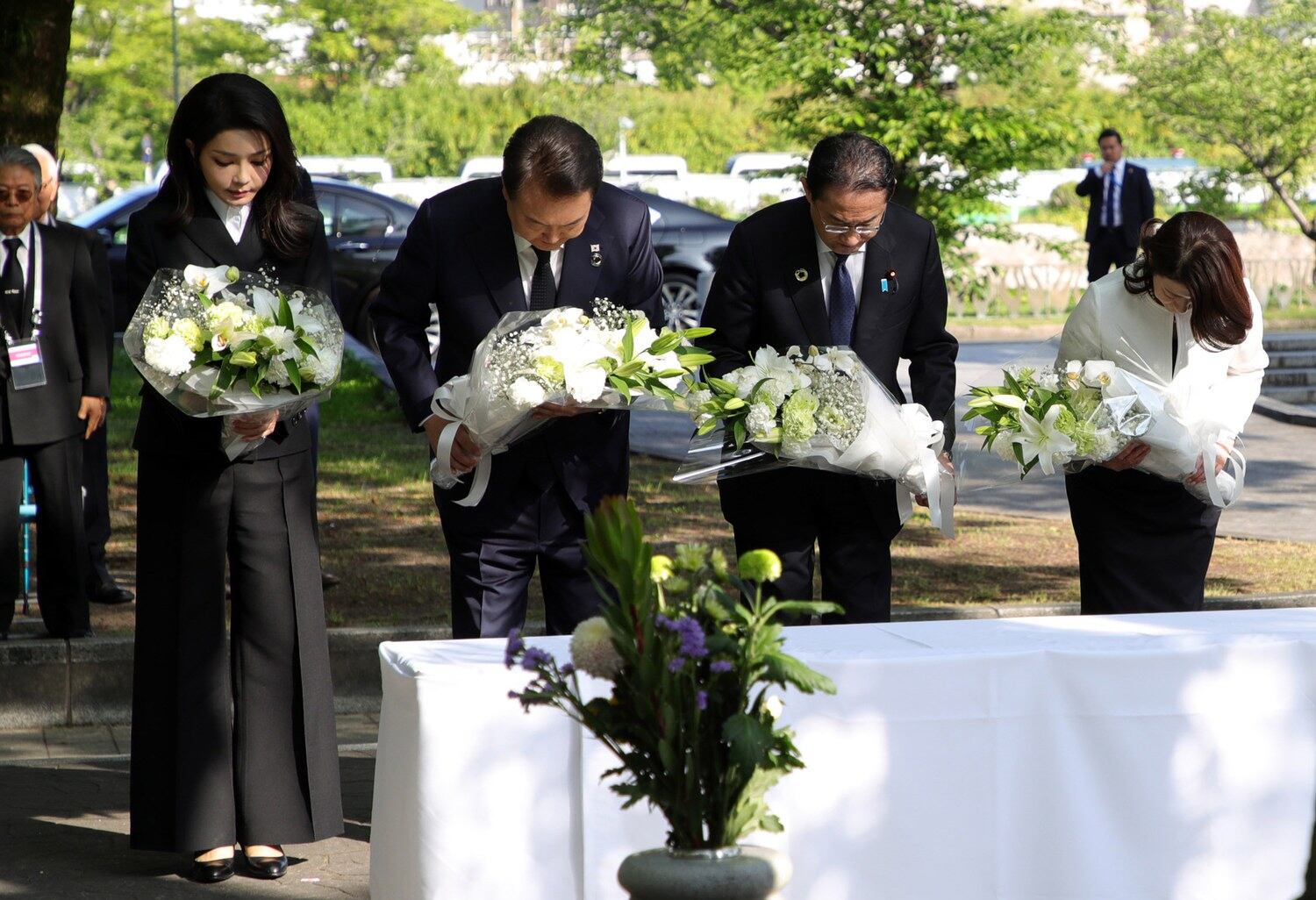 G7 정상회의 참관국 자격으로 일본을 방문 중인 윤석열 대통령과 부인 김건희 여사, 기시다 후미오 일본 총리와 부인 기시다 유코 여사가 21일 히로시마 평화기념공원 내 한국인 원폭 피해자 위령비에 헌화하고 있다.