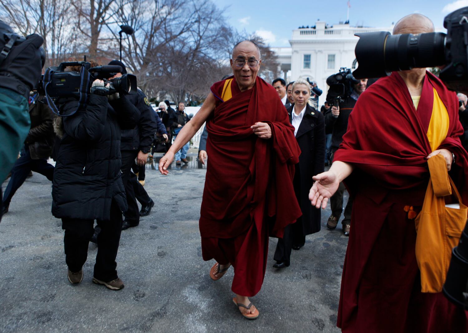 ༸གོང་ས་མཆོག་ཨ་རིའི་ཕོ་བྲང་དཀར་པོ་ནས་ཕེབས་ཐོན་མཛད་བཞིན་པ། (༢༠༡༠།༢།༡༨)