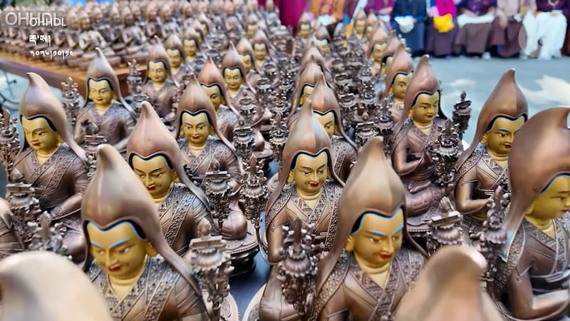བརྟན་བཞུགས་ཀྱི་འབུལ་མཚན་དུ་རྗེ་ཙོང་ཁ་ཆེན་པོའི་རྗེ་ཚེ་འཛིན་མའི་སྐུ་ ༡༣༥ ཕུལ།