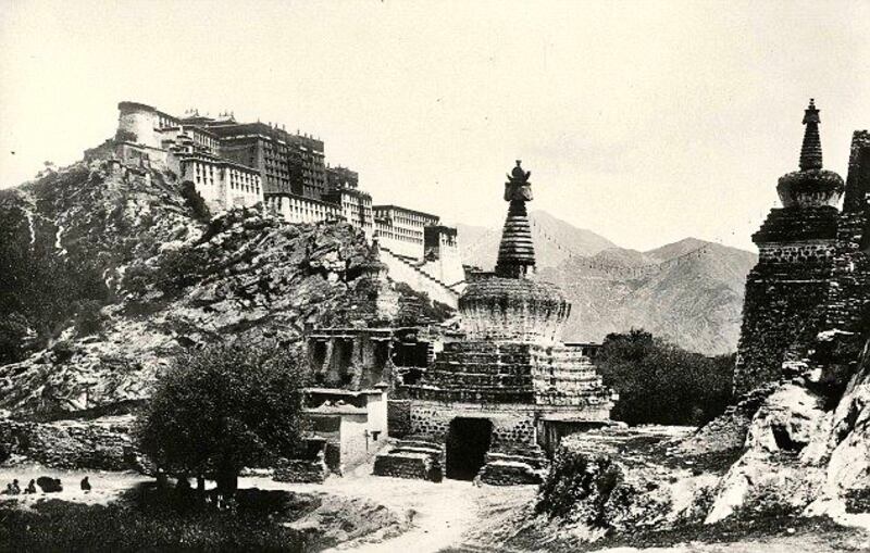这是1903-1904年英国远征军进入拉萨时拍摄的三白塔，这里被称为拉萨的西门。（图片来自网络）