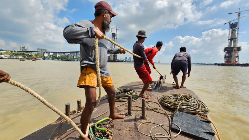 ရန်ကုန်မြစ်အတွင်း ရေငုပ်ပြီး သံတိုသံစရှာဖွေနေသည့် ရေငုတ်သမားများအား ၂၀၂၃ ခုနှစ်၊ နိုဝင်ဘာလ ၂၁ ရက်နေ့က တွေ့ရစဉ်။ (Photo: RFA)