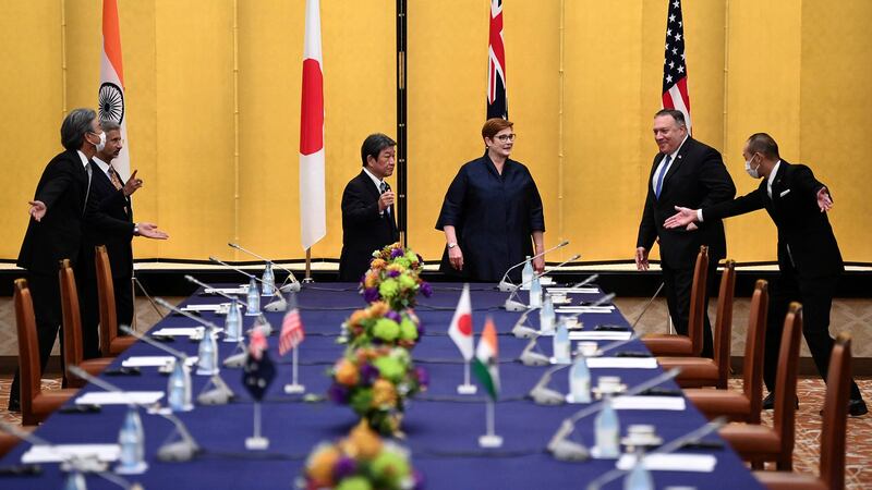 美国国务卿蓬佩奥(右二)参加东京印太四国会谈。(美联社)