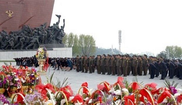 인민군 창건 85주년을 맞아 평양 만수대 언덕에 있는 김일성·김정일 부자 동상에 인민군 장병들과 각 계층 근로자·학생들이 꽃바구니를 바쳤다고 조선중앙통신이 25일 보도했다.