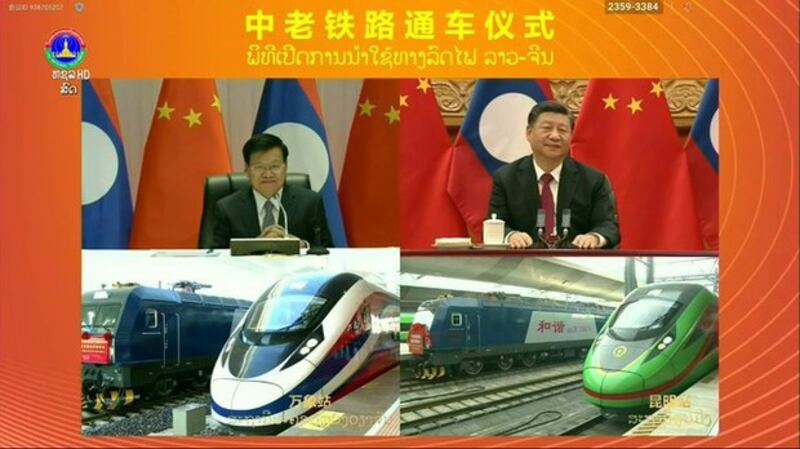 中老铁路全线2021年12月3日正式通车，图为中国领导人习近平与老挝国家主席通伦通过视频出席中老铁路通车仪式。（法新社）