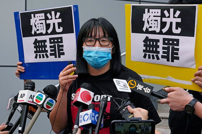 资料图片:2021年6月5日,支联会副主席邹幸彤在香港警察局外对媒体发表讲话。(美联社)