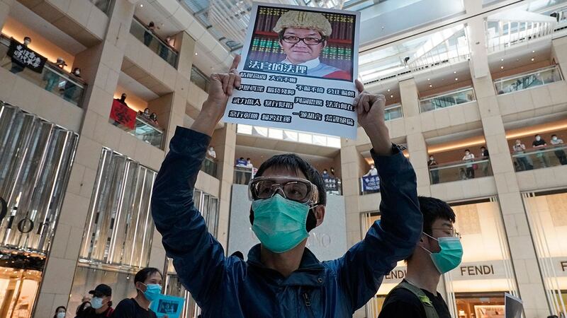 2020 年 4 月 29 日，一名抗议者举着标语牌，谴责一名法官将抗议者比作恐怖分子，此后被禁止处理与抗议活动有关的案件。 （美联社）