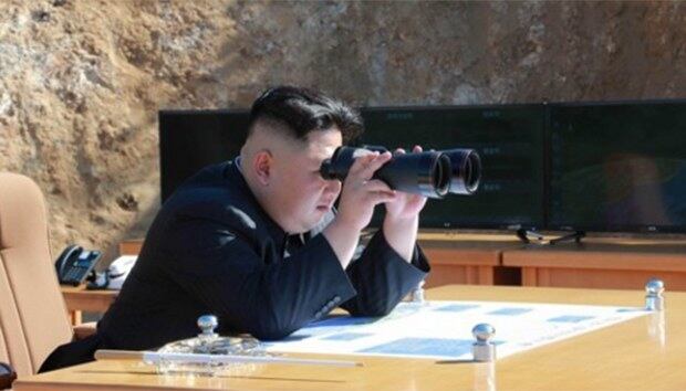 북한이 4일 대륙간탄도미사일(ICBM) 화성-14형 발사에 성공했다고 발표했다. 쌍안경으로 시험발사를 지켜보는 김정은 북한 노동당 위원장. 
