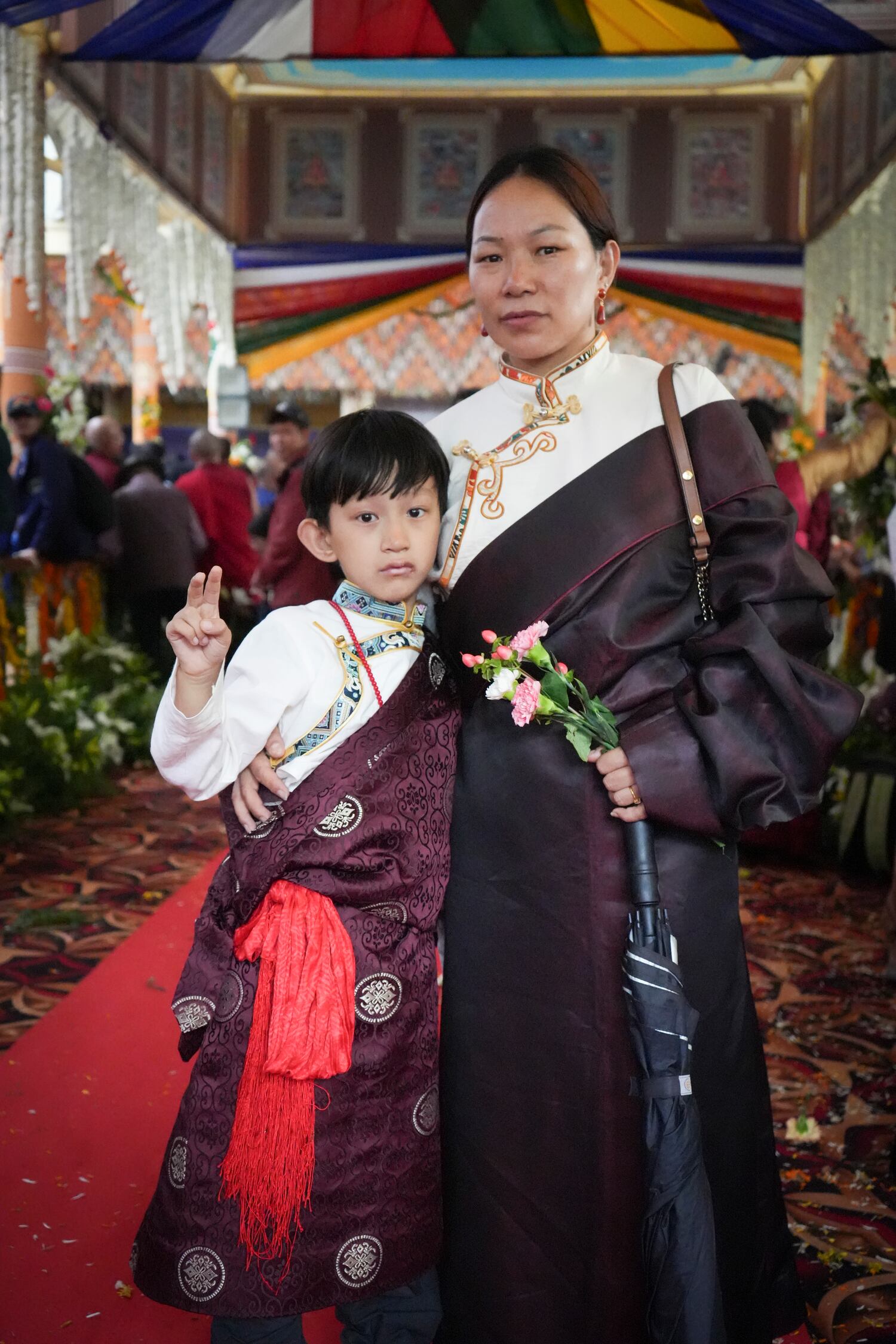 Una mujer y una niña con ropa tibetana tradicional durante el 90 cumpleaños del Dalai Lama en el templo principal de Dharamsala, India, 6 de julio de 2025.