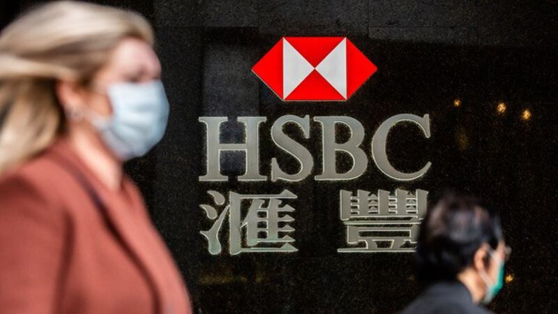 一名女士走过香港汇丰银行，台湾向香港金融人才招手。（法新社，资料照） 