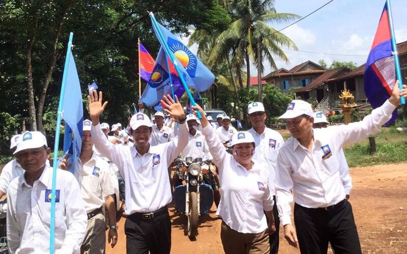 ក្បួន​ឃោសនា​រក​សំឡេង​ឆ្នោត​របស់​គណបក្ស​សង្គ្រោះ​ជាតិ នៅ​ឃុំ​ច្រនៀង ស្រុក​បារាយណ៍ ខេត្ត​កំពង់ធំ កាល​ពី​ថ្ងៃ​ទី​២៣ ខែ​ឧសភា ឆ្នាំ​២០១៧។ Photo Provided