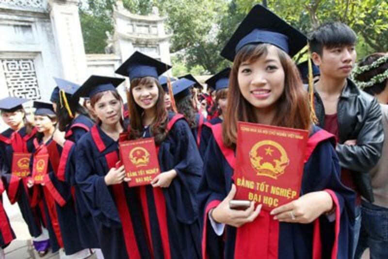 Sinh viên cầm bằng cử nhân mới nhận tại Hà Nội ngày 20 tháng 11 năm 2014.