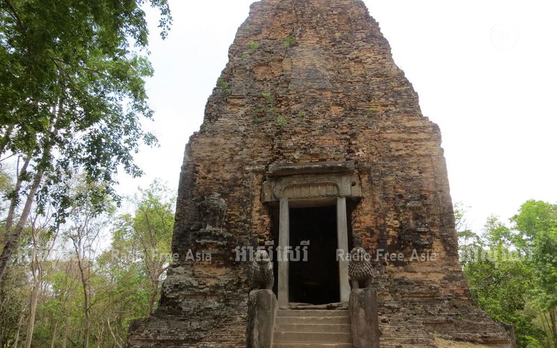 ប្រាសាទ​តោ​នៅ​ក្នុង​បរិវេណ​រមណីយដ្ឋាន​ប្រាសាទ​សំបូរ​ព្រៃ​គុក ស្ថិត​នៅ​ឃុំ​សំបូរ ស្រុក​ប្រាសាទសំបូរ ខេត្ត​កំពង់ធំ។ រូបថត​ថ្ងៃ​ទី​១២ ខែ​កញ្ញា ឆ្នាំ​២០១៦។ 