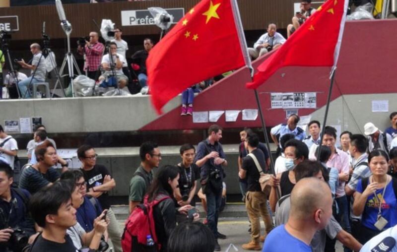 10月24日，有持中國國旗的示威者，到旺角佔領區與集會人士對峙，要求佔領人士撤退。（目擊者攝）