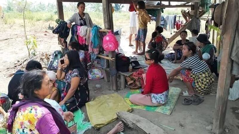 ကလေးမြို့ မြောက်ပိုင်းမှ ထွက်ပြေးနေရသည့် စစ်ဘေးဒုက္ခသည်များအား ၂၀၂၃ ခုနှစ် ဧပြီလ ၂ ရက်နေ့က တွေ့ရစဉ်။ (Photo: Citizen Journalist)