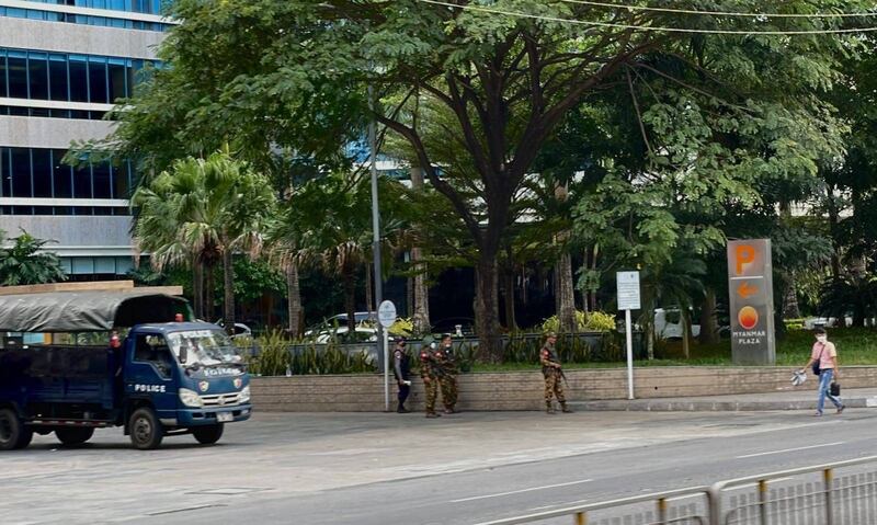 (မြန်မာပလာဇာရှေ့မှာ စစ်သားတွေ နိုဝင်ဘာ ၂၆ ရက်နေ့က စောင့်ကြပ်နေစဥ်)