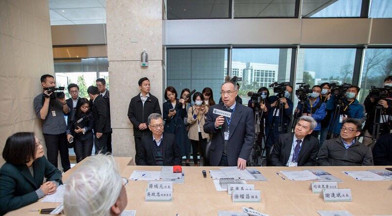 蔡英文今年2月20日视察国家卫生研究院，关心疫苗研发情况。（总统府提供）