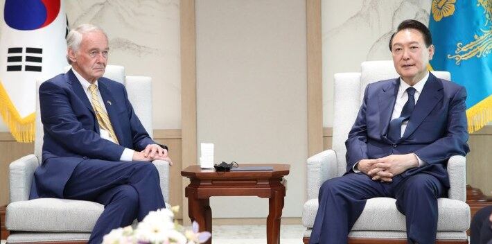 윤석열 한국 대통령이 12일 오후 서울 용산 대통령실 청사에서 에드워드 마키 미국 상원 동아태 소위원장을 접견하고 있다.