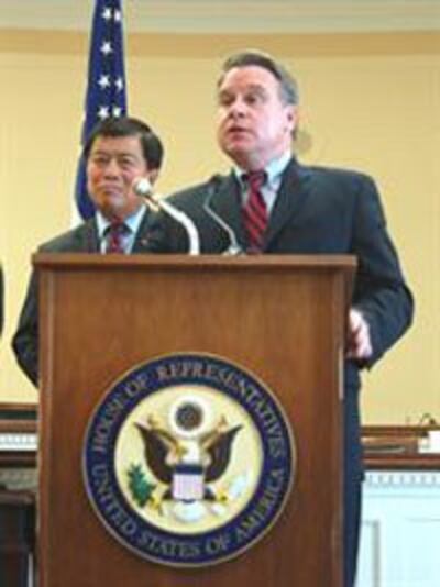 Dân cử Chris Smith và dân cử David Wu tại buổi họp báo giới thiệu dự luật tự do internet toàn cầu. Photo courtesy of Chris Smith's website.