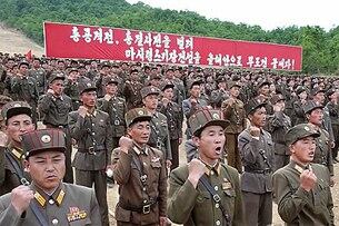 지난 6월 북한 원산 마식령스키장 건설현장에서 북한 군인들이 김정은 국방위원회 제1위원장의 호소문에 따라 올해 안으로 스키장건설을 마칠 것을 다짐하는 궐기대회를 하고 있다.