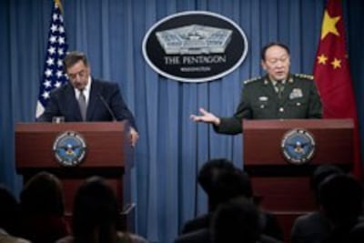 Bộ trưởng Quốc phòng Mỹ Leon Panetta (T) lắng nghe Bộ trưởng Quốc phòng Trung Quốc Lương Quang Liệt nói trong một cuộc họp báo chung tại Lầu Năm Góc hôm 07/5/2012. AFP photo
