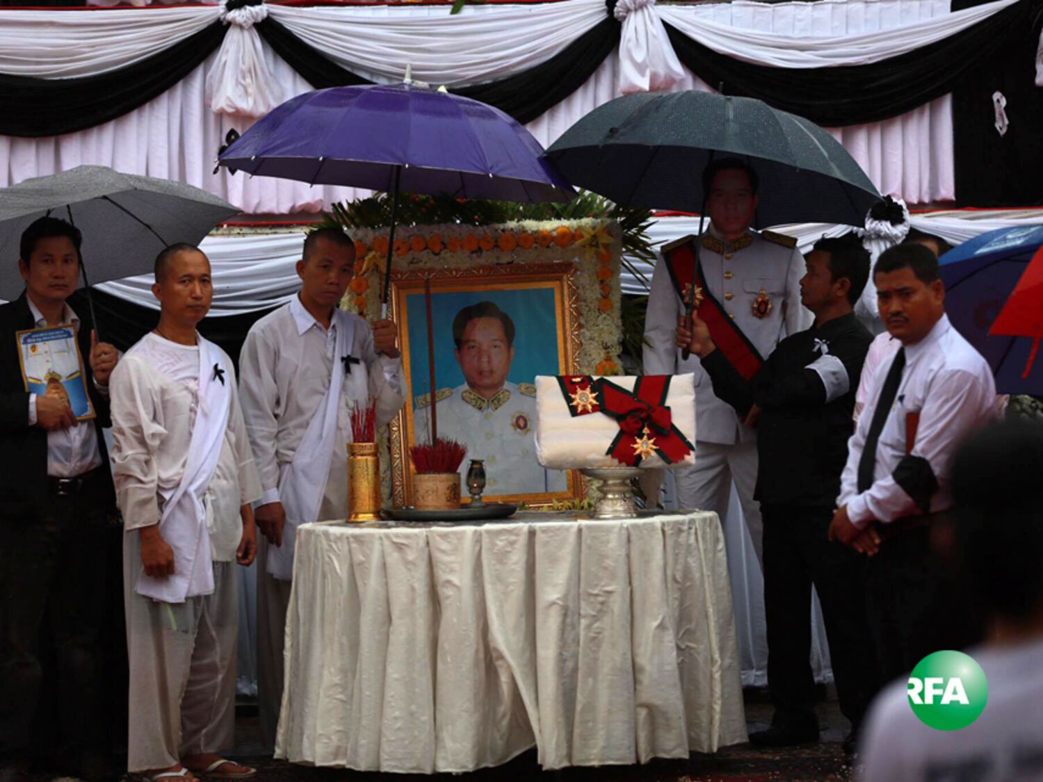 ពិធី​បូជា​សព​លោក ប៉ែន សុវណ្ណ នៅ​វត្ត​ឫស្សីសាញ់ ជិត​គុក​ព្រៃ​ស នៅ​ថ្ងៃ​ទី​៦ ខែ​វិច្ឆិកា ឆ្នាំ​២០១៦។ 
