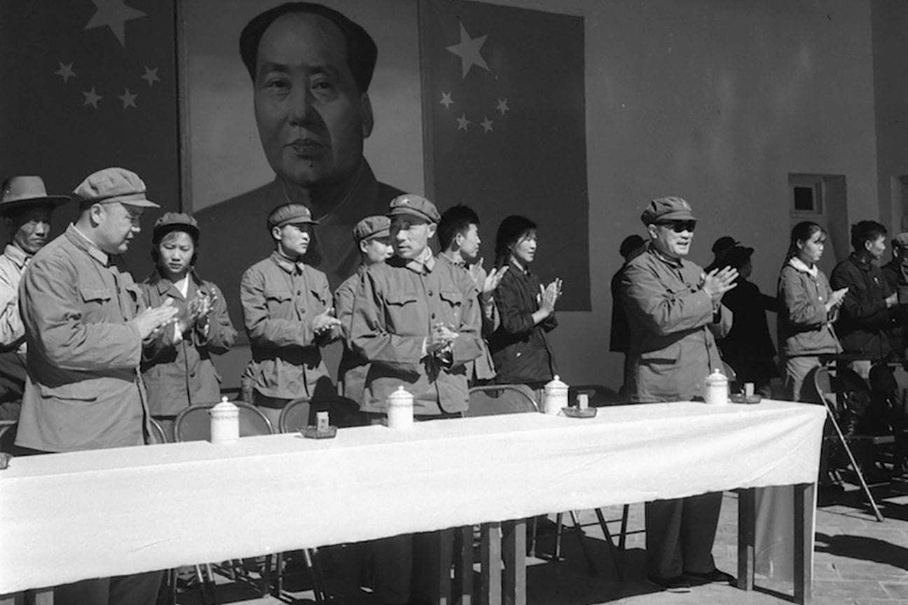 军事化的管理使人人须得提高警惕,严防身边出现阶级敌人。这种军人统治的状况截至一九八六年才告结束。