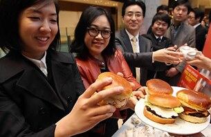 서울 중구 을지로 센터원빌딩 내 수제버거 전문점 모습.