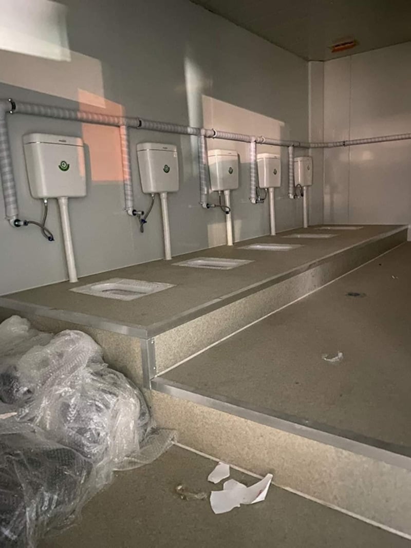 網上流傳圖片,顯示青衣方艙醫院設蹲廁,更沒有隔板分開;有指該廁所並未完工。(網上圖片)