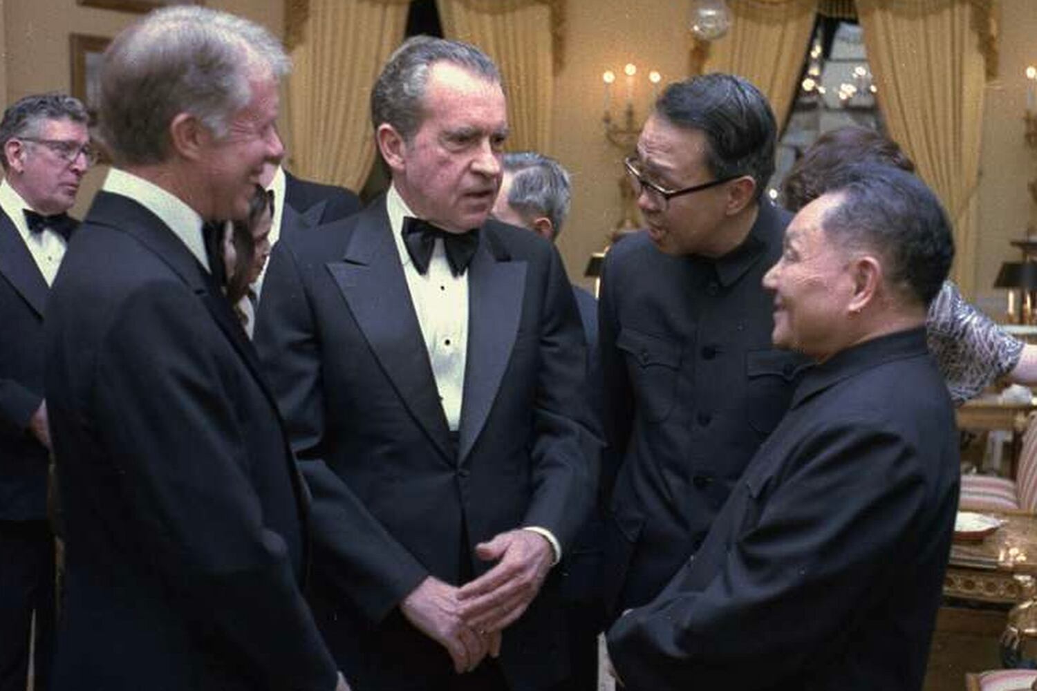 Jimmy Carter half dabei, die Beziehungen zwischen den USA und China zu öffnen und eine Nordkorea-Krise zu entschärfen 6 US-Präsident Jimmy Carter (links) und der ehemalige Präsident Richard Nixon (zweiter von links) sprechen mit Deng Xiaoping während eines Staatsessens im Weißen Haus am 29. Januar 1979.