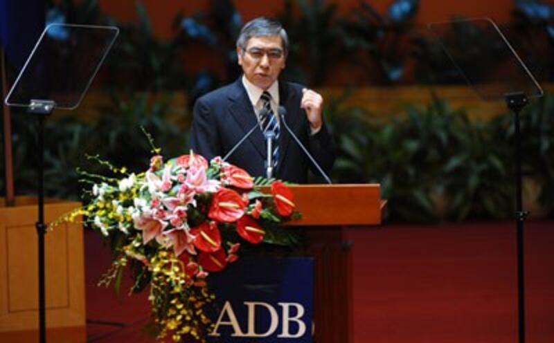 Cựu Chủ tịch Ngân hàng Phát triển Châu Á (ADB) Haruhiko Kuroda phát biểu tại Hội nghị thường niên của Ngân hàng ADB được tổ chức tại Hà Nội trước đây, ảnh minh họa. AFP PHOTO.