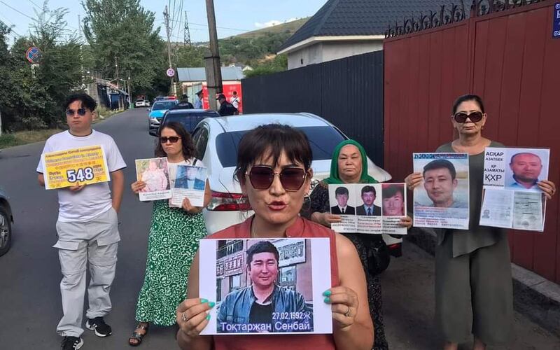شى جىنپىڭنىڭ قازاقىستان زىيارىتىگە قارشى نامايىشقا چىققان قازاقلار. 2022-يىلى سېنتەبىر، ئالمۇتا.