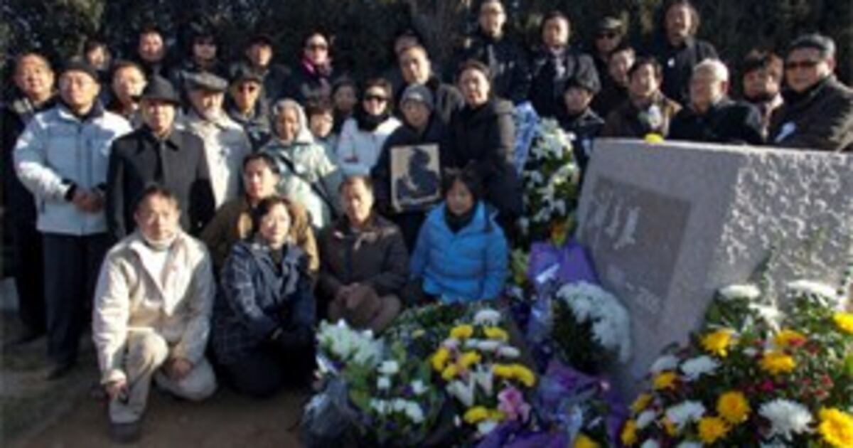 雁归天山(上)——刘宾雁归葬记实(朱毅 文/贺延光 摄图) – 普通话主页