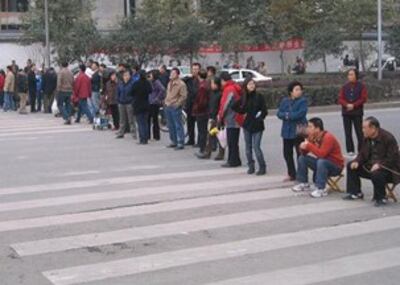 图片:封堵十字路口西边的业主(志愿者)