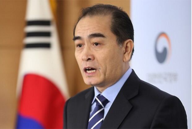 태영호 전 주영국북한대사관 공사가 서울 세종로 정부서울청사에서 가진 통일부 기자단과의 간담회에서 망명 소감 등을 담은 글을 낭독하고 있다. 