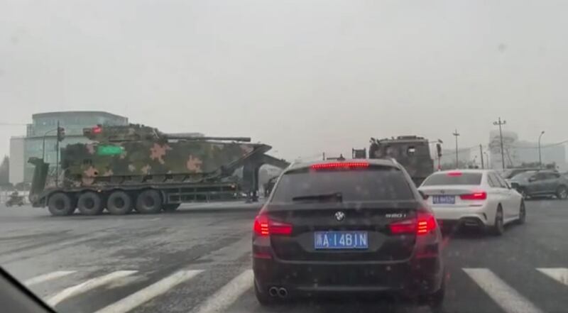浙江杭州街頭，多輛軍車運載水陸兩棲坦克車。（影片截圖）