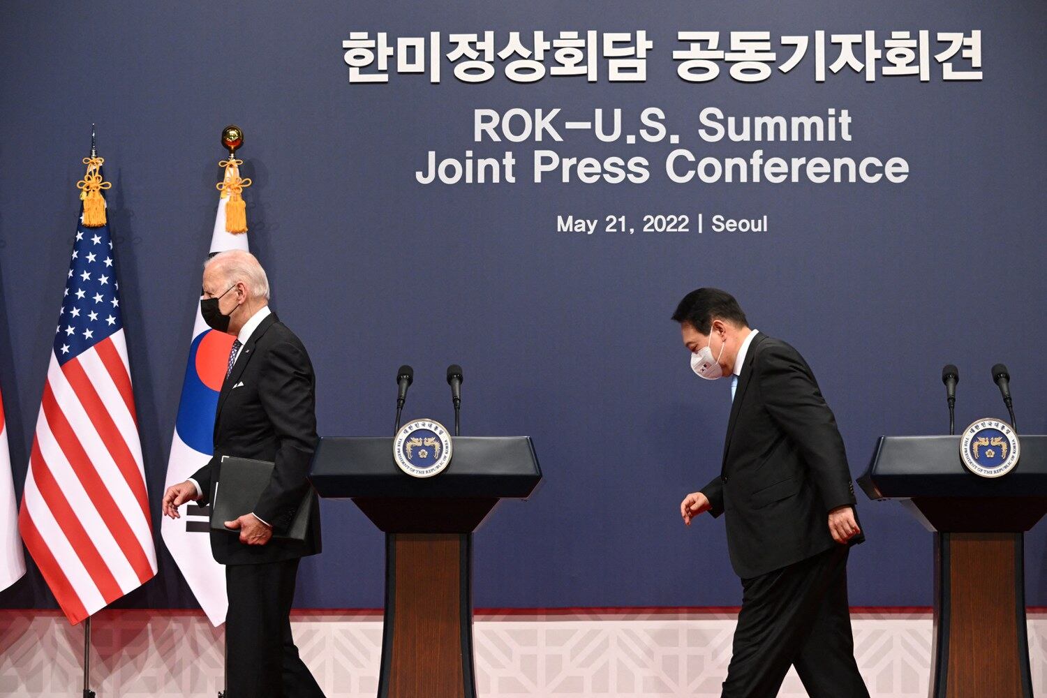 지난 5월 21일 조 바이든 미국 대통령과 윤석열 한국 대통령이 서울 용산 대통령실 청사 지하 1층 대강당에서 공동 기자회견을 마치고 퇴장하고 있다.