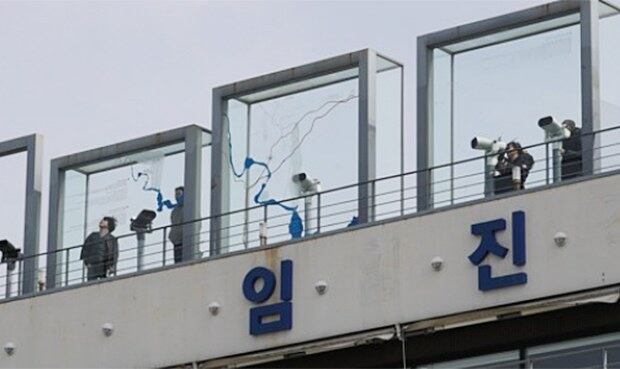 남북이 판문점에서 '예술단 평양공연' 실무접촉을 했던 20일 경기도 파주시 임진각에서 관광객들이 임진강 너머 북쪽을 바라보고 있다. 