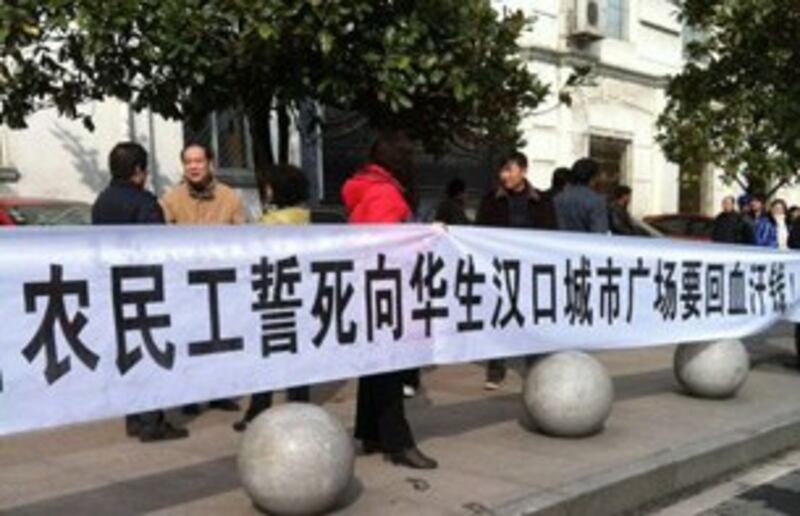 图片：武汉农民工到市政府讨薪。（民生观察工作室）