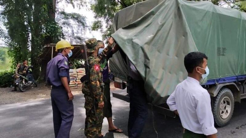 ၂ဝ၂၁ ခုနှစ် နိုဝင်ဘာလအတွင်းက ဧရာဝတီတိုင်း မအူပင်မြို့၊ လမ်းမပေါ်တွင် ဖြတ်သန်းသွားသည့် ကားများအား စစ်ကောင်စီတပ်ဖွဲ့ဝင်များ စစ်ဆေးနေစဥ်။ (Citizen Photo)