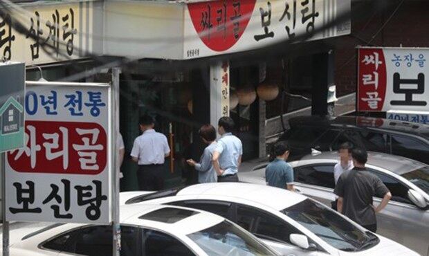 서울 서초동의 한 보신탕 전문점에 시민들이 줄을 서 있다. 