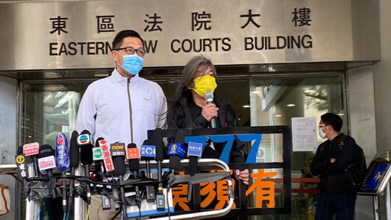 2020年12月28日,社民連成員梁國雄(右)帶同「777莫須有」標語到法院聲援。(劉少風 攝)