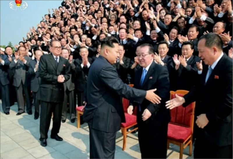 김정은 국방위원회 제1위원장이 '대사회의'에 참석한 북한 외교관들과 함께 기념사진을 찍었다고 15일 조선중앙TV가 보도했다. 최근 해외 주재 북한 중간 간부들의 동요가 커지고 있는 가운데 김정은 제1위원장이 이례적으로 이들을 만나 사진을 찍으며 '군기 잡기'에 나선 것이라는 분석이 나온다. 김정은 제1위원장이 김계관 외무성 제1부상에게 말을 건네는 모습.