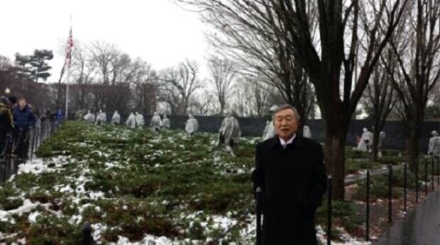 겨울철 워싱턴 DC 한국전 참전 용사 기념비에서 최연홍 씨.