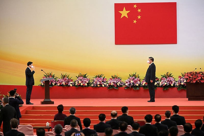 2022年7月1日,李家超(左)在习近平(右)监誓下,正式宣誓就职香港特首。(路透社)