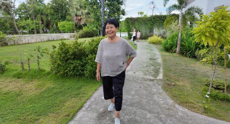 戴晴在绿树成荫的院子里散步。（RFA）